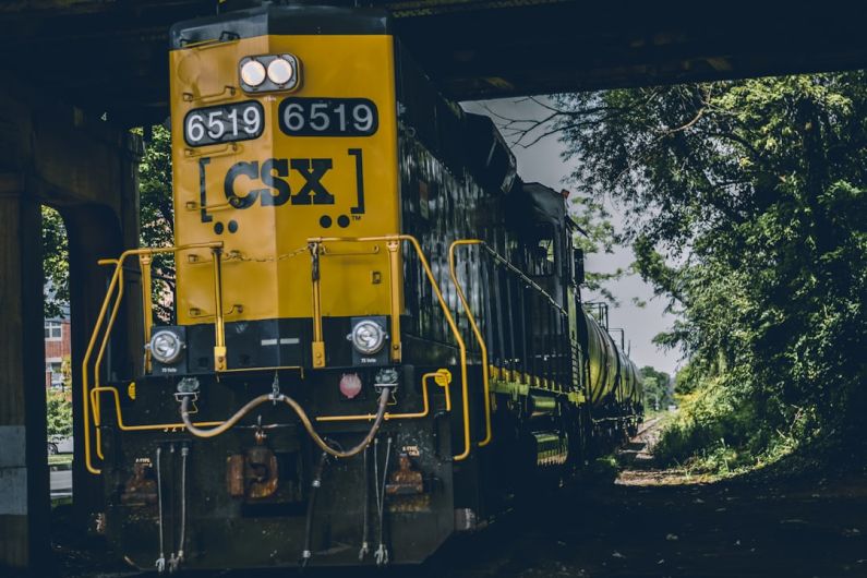 Autonomous Freight - yellow and black CSX train
