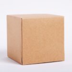 Packaging E-commerce - a brown box with a white background