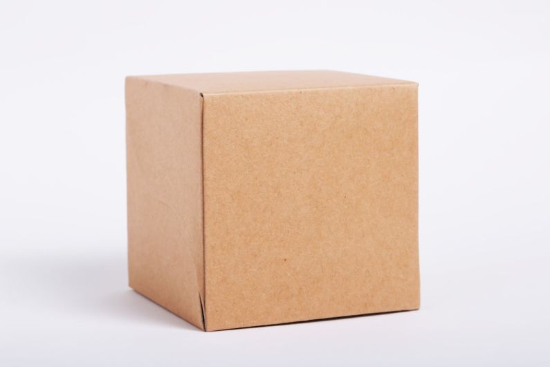 Packaging E-commerce - a brown box with a white background